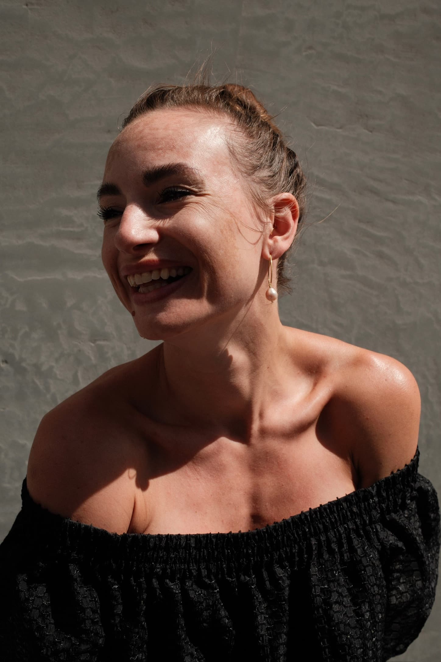 Claudia Rex smilende i sollys.